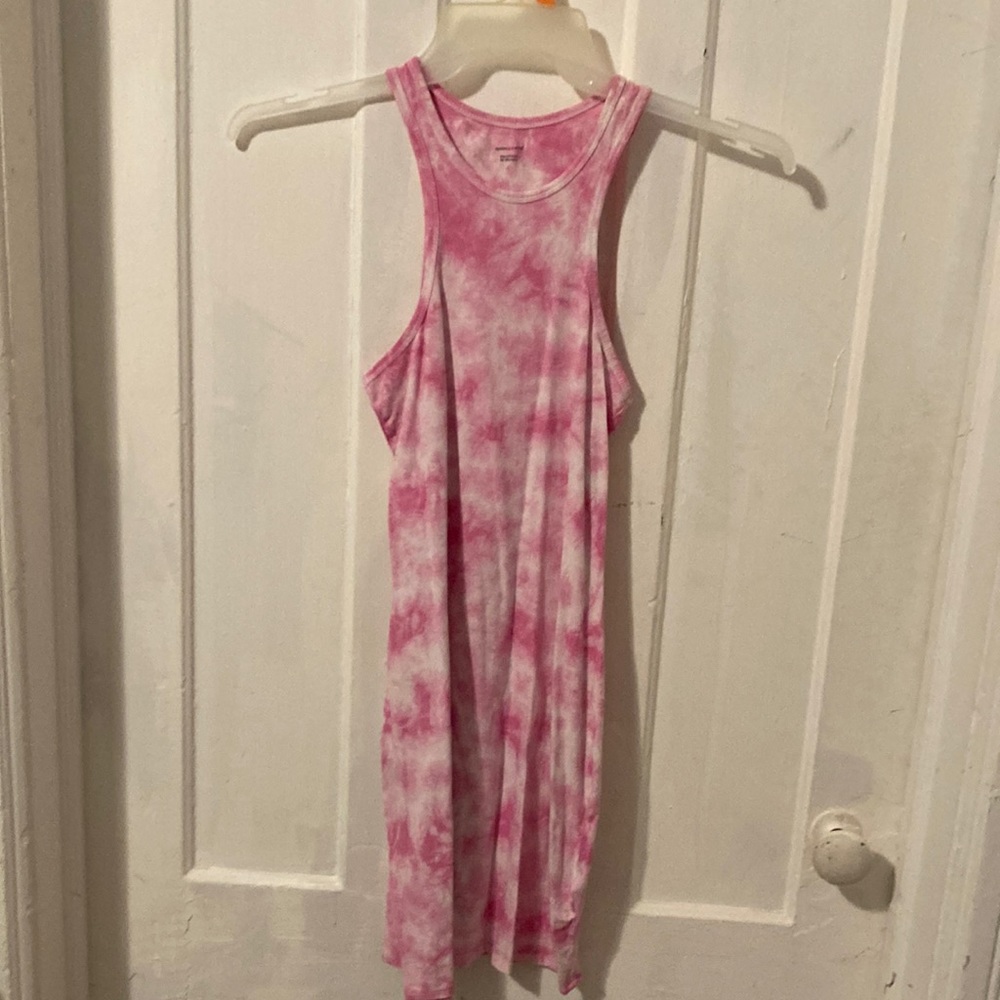 Kendall and Kylie, pink and white tie-dye dress